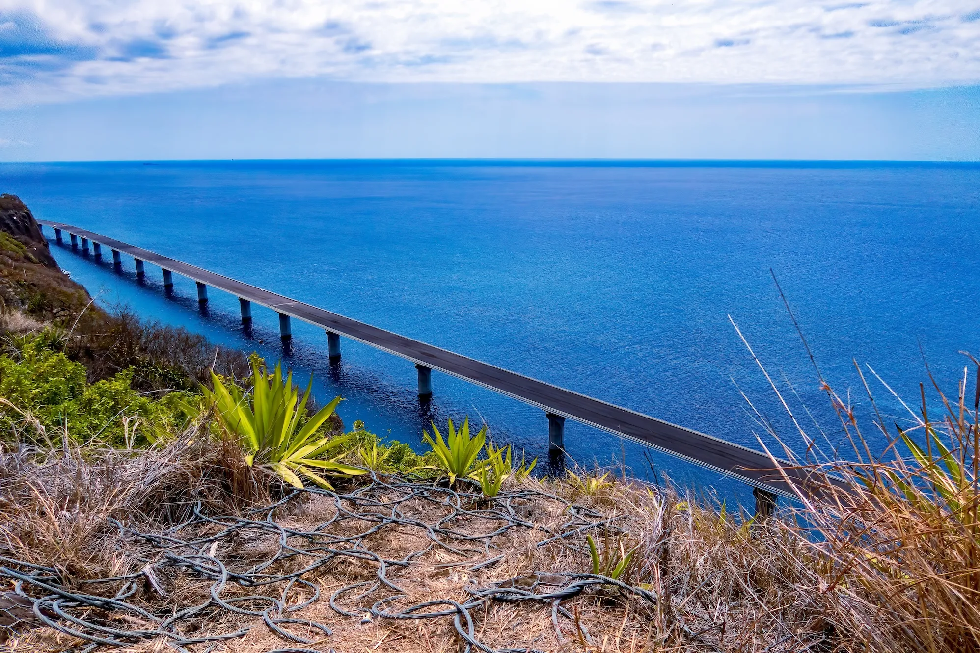 La Nouvelle Route du Littoral (NRL) de La Réunion construite sur pilotis au-dessus de l'océan Indien entre Saint-Denis et La Possession