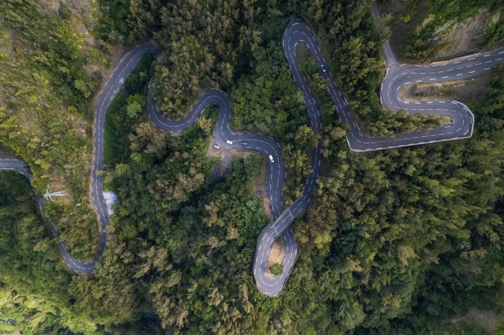 Vue aérienne des nombreux lacets de la route de Cilaos traversant la forêt tropicale à La Réunion