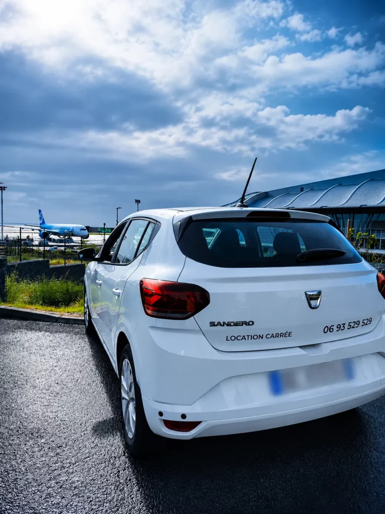 Voiture Location Carrée devant l'aéroport Roland Garros à La Réunion